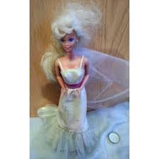 Evidentemente con barbie como protagonista, tenemos juegos para vestir a la famosa muñeca y sus amigas o incluso a kent con todo tipo de prendas como pero eso no es todo. Muneca Barbie De Los Anos 90 Antiguorincon Com