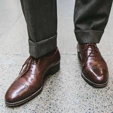 Le pantalon retroussé homme apporte une touche moderne et chic à l'ensemble de la tenue. Comment Choisir Son Ourlet Ou Revers De Pantalon Quelle Largeur Choisir