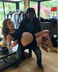 Elodie Fontan joue avec son faux ventre de femme enceinte