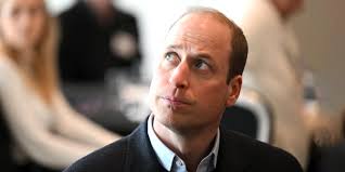 Le prince Louis a porté un chandail vert des Fêtes au déjeuner annuel de  Noël de la Reine