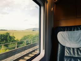 Ini membawa erti bahawa dibolehkan untuk seseorang itu menunaikan solat fardhu di dalam keretapi. Nalar Fikih Hukum Qashar Shalat Fardhu Seorang Muslim Saat Safar