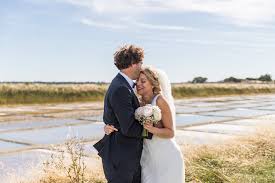 Si vous ne souhaitez pas, pour diverses raisons, faire appel à un professionnel pour un reportage complet vous pouvez aussi décider de faire simplement un shooting couple. Galerie Photo Mariage Gwladys Auzanneau Photography Ile De Re La Rochelle