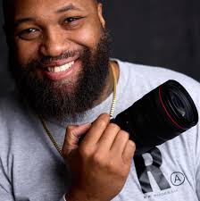 ✨ Step into the 90s for a mini Valentine's Day photoshoot like no other!  Whether you're a couple, best friends, or you want to let your kids have  the experience you had