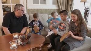 Deze week ruilen dzanella tihic en tjarck chery samen met hun kinderen djermano, ace & sky van huis, haard en budget met alleenstaande moeder barbara en kinderen serena, rosalie en luciano uit scheveningen. Actie Voor Arm En Liefdevol Gezin Uit Zelhem Regio8