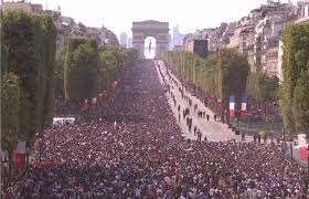 Près de 300 000 personnes sont venues pour tenter de les apercevoir, perchés sur leur bus à impériale, et pour célébrer le deuxième titre de champions du monde de l'équipe de. Telecharger Photos La Foule Se Masse Aux Champs Elysees Pour L Arrivee Des Bleus Apres Leur Victoire A La Coupe Du Monde 2018 Gratuitement