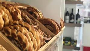 Cei care beau între trei şi cinci căni de cafea pe zi au cu 20% mai puţine şanse de a face alzheimer, dar şi mai puţine şanse de a face un atac de cord sau diabet de tipul 2. Agora È™i Au Creat Singuri Locul Perfect Pentru A Bea O Cafea De DimineaÈ›Äƒ Povestea Unui Cuplu De La CÄƒlÄƒraÈ™i Care A Dat ViaÈ›Äƒ Unui Vis Foto