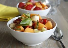Salade De Melon Concombre Fraises Et Mozzarella Croquons La Vie Nestle Salade Melon Recette Avec Des Fraises Salade Concombre