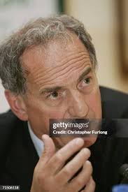 British Foreign Office Minister Kim Howells speaks to the press... News  Photo