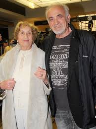 Σε δύσκολη θέση ήρθε οn camera η ζέτα δούκα. Nikos Karbelas O 8anatos Poy Egine Tragoydi H Apwleia Ths Mhteras Toy Kai H Tragikh Eirwneia Me Thn Pania Enimerotiko Gr