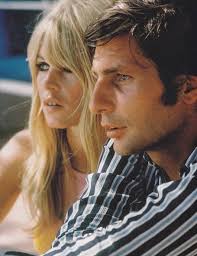 Он был богат, красив и галантен, женщины восторгались его красотой и  щедростью, и готовы были на многое ради внимания знаменитого фотографа и  коллекционера. Гюнтер Закс, действительно, умел ухаживать, и рядом с ним