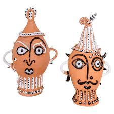 Handgefertigte Terrakotta-Urne mit abstraktem Gesicht im Angebot bei 1stDibs