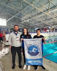 25-29 ARALIK TÜRKİYE ARENA KULÜPLER ARASI KISA KULVAR GENÇ VE AÇIK YAŞ  YÜZME ŞAMPİYONASINA KATILAN SPORCULARIMIZ ABDULLAH BARAN VE YADE SEZENİ  GÖSTERDİKLERİ MÜCADELEDEN ÖTÜRÜ TEBRİK EDERİZ ANTRENÖRLERİ TALAT URHANI  TEBRİK EDER BAŞARILARININ