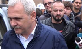 Liviu dragnea apelează la un executor judecătoresc pentru a fi trimis din nou la muncă în penitenciar. TanÄƒr Sucevean RefuzÄƒ SÄƒ Dea Noroc Cu Dragnea Nu Dau Mana Cu HoÅ£ii Video Epoch Times Romania