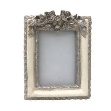 Une photo en famille, un coucher de soleil entre amis, un paysage magnifique, ou le premier sourire pourquoi pas les conserver dans un album photo ? Cadre Porte Photo Rectangulaire A Poser Blanc Casse Argente 13 50 Cm X 10 50 Cm L Originale Deco