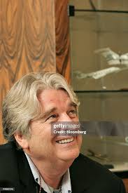 Don Binns, contemporary art dealer, holds a business conference at... News  Photo