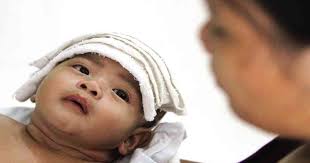 Demam terjadi ketika suhu tubuh anak berada di atas normal atau lebih dari 37 derajat celcius, dan diikuti oleh beberapa gejala, seperti panas, sakit. Cara Tuam Yang Betul Bila Anak Demam Barulah Panas Cepat Turun Vanilla Kismis
