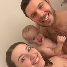 De skulle hjem og være en lykkelig familie, men pludselig ville deres søn  ikke vågne