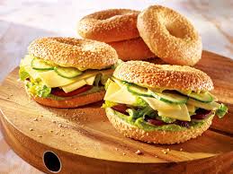 If you think about it, these are just mini bagel sandwiches. Ein Vollwertiger Snack Avocado Dip Mit Bagel Und Roter Beete