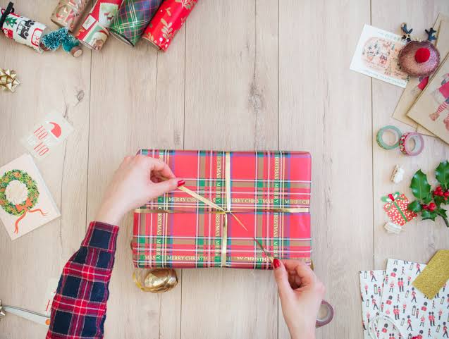 Comment faire un beau paquet cadeau de Noël ? (tuto) — Daphné Moreau