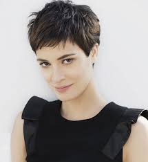 Avec la raie sur le côté pour donner plus de volume à l'autre, c'est la coiffure parfaite pour rajeunir ! Coiffure 30 Idees De Coupes Courtes Pour L Ete