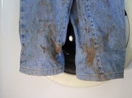 Les taches d'encre sont tenaces, mais il est possible de les éliminer. Comment Enlever Une Tache De Stylo Bille Sur Un Pantalon Clair Astuces De Grand Mere