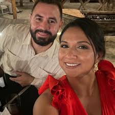 What are recommendations for private drivers with air-conditioned vans for  a group of 6 people for an island tour in Roatan?