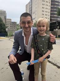 Самые новые твиты от arctic monkeys (@alex_turncr): Alex Turner Poses With Adorable Six Year Old Superfan At Pittsburgh Show Nme