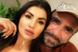 Check spelling or type a new query. Vicente Fernandez Jr Presume A Su Novia 19 Anos Menor Que El En Sus Redes Y Asi Reacciona Su Esposa