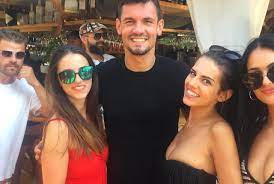 Fudbaler koji zarađuje 65.000 funti nedeljno propustio je euro jer je otkrio da ga žena anita vara s šumarom koji. Dejan Lovren Odmara Na Hvaru Ali Od Obozavateljica Ne Moze Pobjeci Miss7 24sata Hr