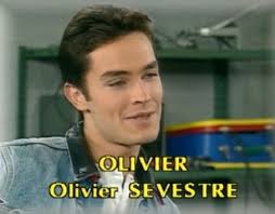 En voulant prendre la guitare de jimmy pour répéter, cynthia trouve un revolver dans l'étui. Le Miracle De L Amour 1995 Cast And Crew Trivia Quotes Photos News And Videos Famousfix