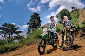 Foto prewedding motor ala biker outdoor lukihermanto. Foto Prewedding Motor Cross Prewedmoto