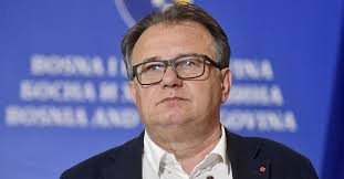 Još jednom se pokazalo kako nema razlike u odnosu prema institucijama  države i Bosni i Hercegovini između vladajućih i tzv. opozicije u RS.  Nažalost, ponovno se pokazalo kad pozove “glavni baja” u