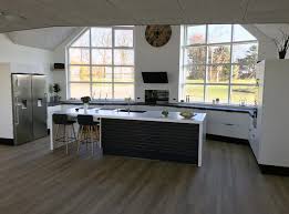 Se vores opdaterede indlæg, der indeholder en mere omfattende samling sort / hvid køkkener: Sort Hvidt Kokken Modern Kitchen Aalborg By User Houzz