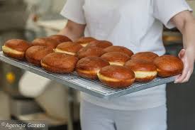 Zgodnie z przyjętym zwyczajem każdy musi zjeść chociaż jednego pączka na szczęście. Paczki Tlusty Czwartek 2019