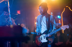 Un marido adinerado, que permite que su esposa tenga relaciones extramatrimoniales para evitar el divorcio, se convierte en el principal sospechoso de la desaparición de los amantes de ella. Ricky Sampson Leaves Foxing