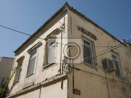 Wenn die stromanlage in einer wohnung marode ist, drohen viele gefahren. Beige Haus Mit Stromleitung In Alacati Bei Izmir In Der Turkei Fototapete Fototapeten Izmir Landleben Altbau Myloview De