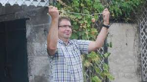 Dans ma jeunesse, j'ai toujours été attiré par les lacs, les étangs, les par la suite, j'ai rencontré une femme sourcier exerçant son art dans la drôme. Rantigny Il A Le Ressenti Et S Est Lance Dans Une Activite De Sourcier