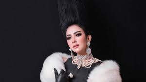 Sebelum jambul khatulistiwa ini, ternyata syahrini kerap mengubah gaya rambut loh. Ragam Komentar Kocak Warganet Tentang Jambul Khatulistiwa Syahrini
