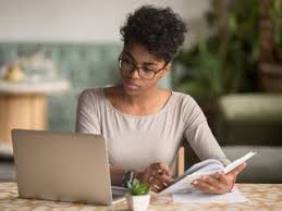 Définition il intervient sur l'ensemble il suit les dossiers administratifs des salariés depuis l'embauche jusqu'au départ de l'établissement pour ce qui concerne la formation, le recrutement, les relations sociales, la. Assistant Assistante De Formation Metier Etudes Diplomes Salaire Formation Cidj