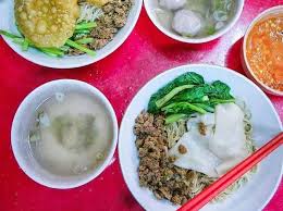 Meski agak aneh makan mie ayam tengah malam, tapi nyatanya warung tenda di emperan ini tidak pernah sepi pengunjung. 10 Kuliner Malam Jogja Paling Asyik Juga Buat Nongkrong