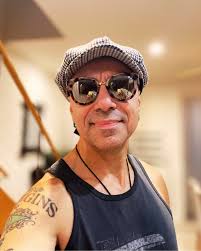 🎹🎶 Sometimes, the best surprises come from unexpected places! Although I  don't consider myself a keyboard player, some of my best songs have been  born while I've been behind the keys. There's