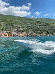 Schnelles Taxiboot, um sich schnell auf dem Gardasee zu bewegen