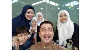His birthday, what he did before fame, his family life, fun trivia facts, popularity rankings, and more. Irfan Hakim Kaget Anaknya Jadi Imam Salat Tarawih News Entertainment Fimela Com