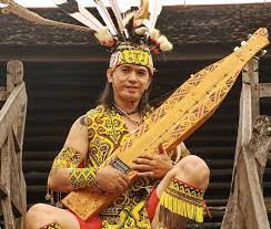 Alat musik tradisional ini berasal dari suku dayak kayaan, alat musik ini memiliki badan yang lebar dan tangkai pada bagian atas memiliki pegangan yang kecil. Mengenal Sape Alat Musik Kebanggaan Suku Dayak Fetronelasintia