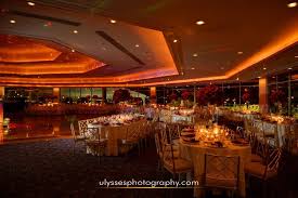 We Love The Elegance And Classic Look Of All Red Roses In This Glen Island Harbour Club Room Photo Credit Ulysses Photogra Club Room Red Roses Classic Looks