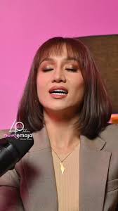 Oh dari dulu rupanya Ramona tak reti duduk diam ya…😂✨ Episod keempat Dewi  Dialog mempertemukan Aleeza Kassim dan Ramona Zamzam, dua figura daripada  generasi berbeza dalam legasi Dewi Remaja. Aleeza ...