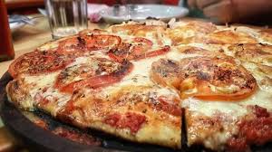 This cauliflower pizza crust is super cheesy and easy to make if you aren't already familiar with cauliflower pizza crust, prepare to fall in love. La Pizza Fit Con Pochi Carboidrati Buona E Dietetica Si Prepara In 10 Minuti E Ha Solo 190 Calorie