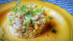 Con un coltello affilato taglialo a metà e aprilo, elimina il grosso seme centrale e la buccia. Insalata Di Farro Gamberi Avocado Limone E Menta Pentole Pennelli