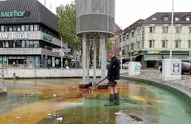 Saharastaub lässt den himmel milchig trüb erscheinen. Mit Dem Hochdruckreiniger Gegen Die Verschmutzung Nach Dem Fruhlingsfest Ist Die Wassersaule Am Wilhelmsplatz Stark Verdreckt Fotos Spahlinger Cannstatter Zeitung