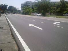 Dia melukis anak panah yang terus lurus, walaupun jelas ada poket kiri untuk berpaling kiri hanya beberapa meter ke depan. 8 Jkr Jln Sg Dua Dekat Kediaman Pegawai Kanan Pdrm Diturap Dilukis Lorong Anak Panah Jalan Lengkap Ideas Road Sidewalk Country Roads